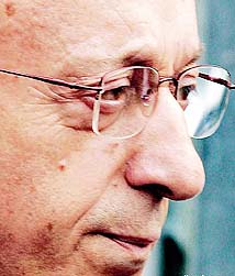 Luciano Moggi ha avuto successo dovunque e la sua condotta non è stata immorale, ma amorale. Per lui lo scopo ha sempre giustificato i mezzi. E il mondo del calcio rispettava le sue regole